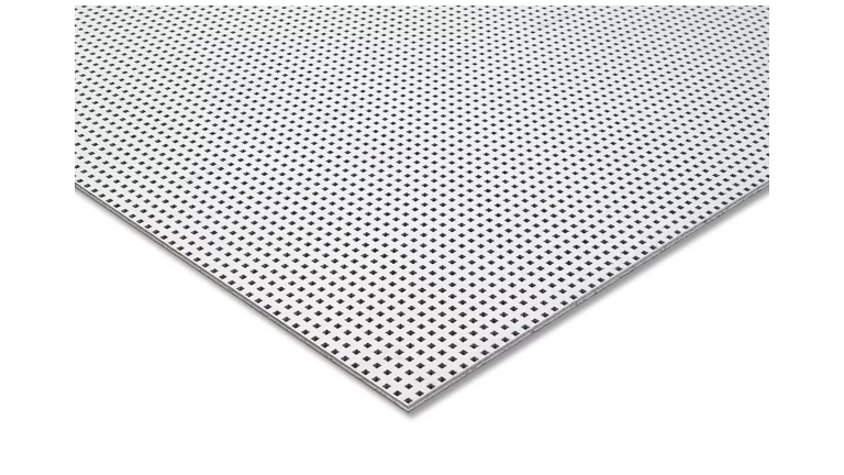 Weiße Gipskartonplatte mit quadratischer Lochung.